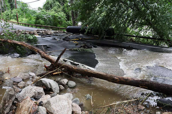 Starker Regen verursacht Schäden durch Sturzfluten im Nordwesten von New York City