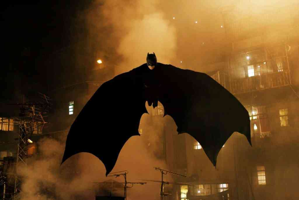 Die Christopher Nolan Dark Knight-Trilogie nutzt Batman, um die Gemeinschaft und die Gefahr zu erforschen, einem reichen Kapitalisten zu vertrauen, dass er Menschen rettet.