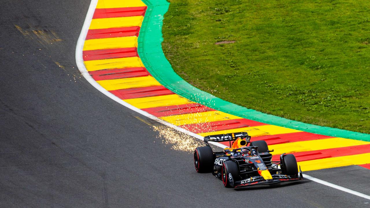 Beeld uit video: Verstappen pakt de leiding na inhaalactie op teamgenoot Pérez