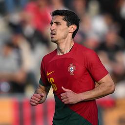 AZ streng mit Verteidigerin Penetra einem weiteren portugiesischen Jugendnationalspieler