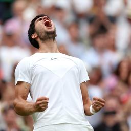 Alcaraz kaempft sich ins Achtelfinale von Wimbledon Zverev scheidet aus