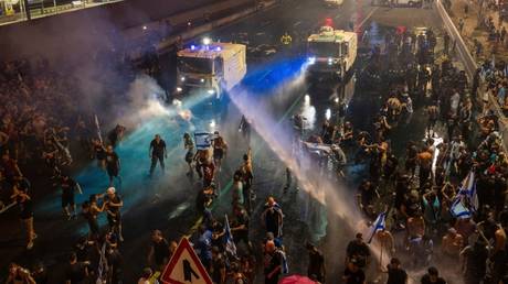 Autofahrer rammt Auto gegen Demonstranten der Justizreform in Israel –