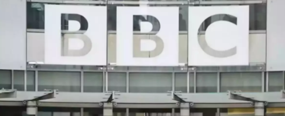 BBC Huw Edwards wird als BBC Moderator in der Mitte einer