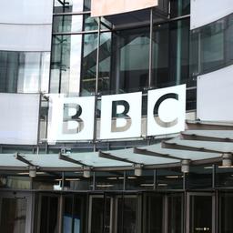 BBC suspendiert Moderator wegen Geschichte ueber Bezahlung fuer explizite Teenagerfotos