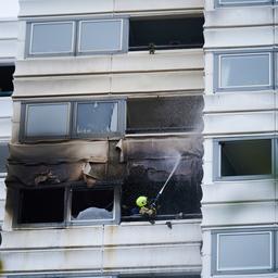 Bewohner springen wegen toedlichem Brand aus Wohnhaus in Berlin