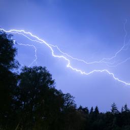 Blitz trifft zwei Schweizer Herbeigeeilte Helfer treffen dann auch ein