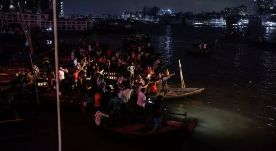 Dhaka Bangladesch Vier Tote beim Kentern eines Wasserbusses im Fluss