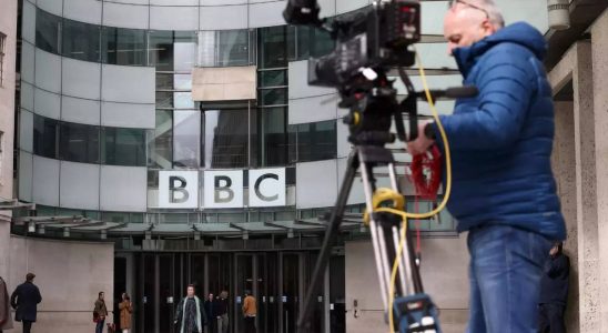 Die BBC steht wegen Behauptungen unter Druck ein bekannter Moderator
