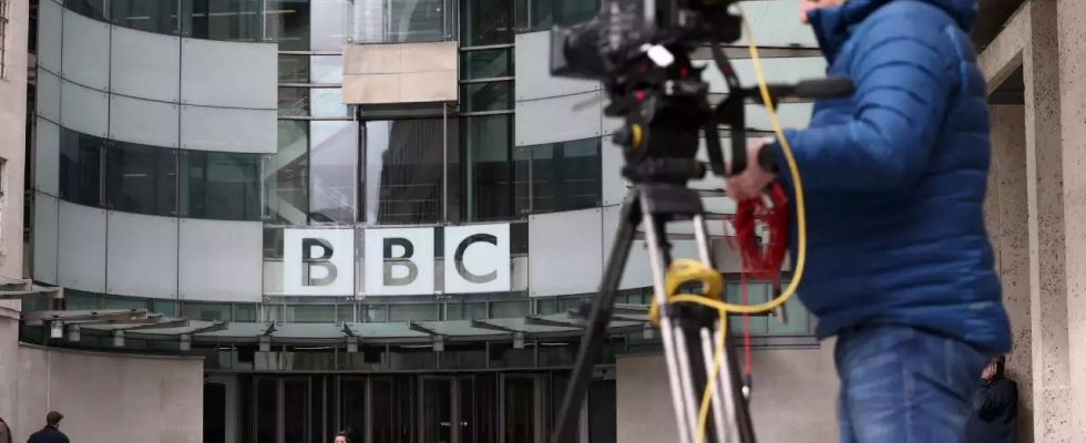 Die BBC steht wegen Behauptungen unter Druck ein bekannter Moderator