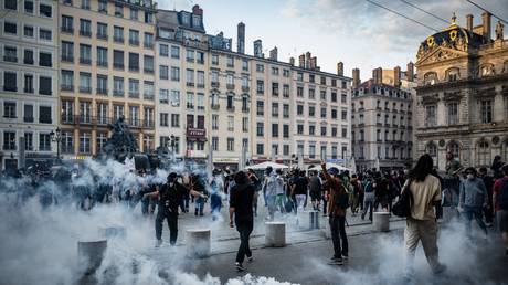 Die meisten Franzosen machen liberale Einwanderungsregeln fuer Unruhen verantwortlich –