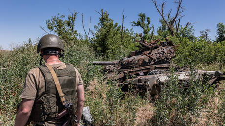 Erbeutete russische Panzer werden nach Grossbritannien gebracht