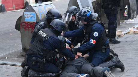 Erste Randalierer in Frankreich inhaftiert – World