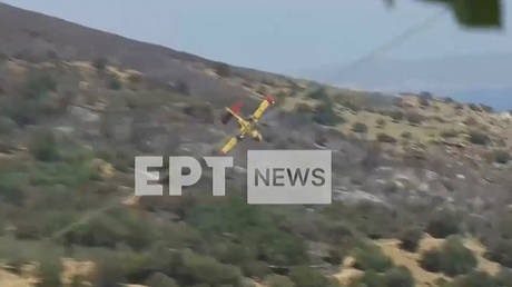 Flugzeug stuerzt bei der Bekaempfung eines Waldbrandes ab VIDEO –