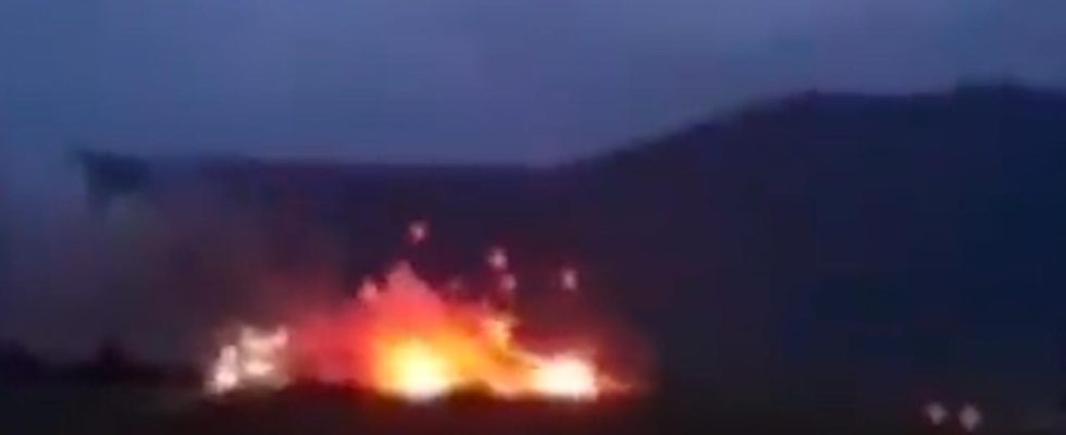 Grossbrand auf russischem Militaerstuetzpunkt auf der Krim Doerfer evakuiert