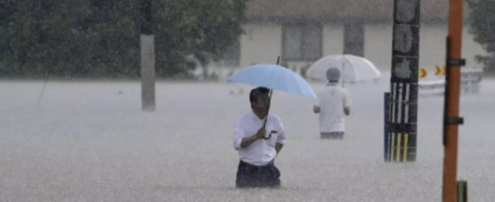 Heftige Regenfaelle verursachen Ueberschwemmungen und Schlammlawinen im Suedwesten Japans wo