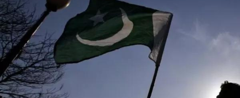 Ishaq Dar Das finanziell angeschlagene Pakistan erhaelt 2 Milliarden Dollar