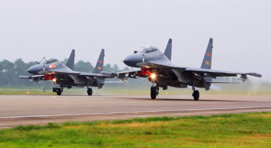 Kampfflugzeuge China schickt eine grosse Gruppe von Kampfflugzeugen und Marineschiffen