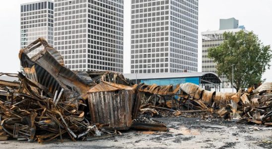 Kuenstler macht Kunst aus der Asche seines abgebrannten Ateliers