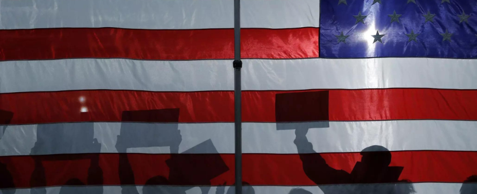 Laut einer AP NORC Umfrage sind die Amerikaner hinsichtlich der Demokratie in