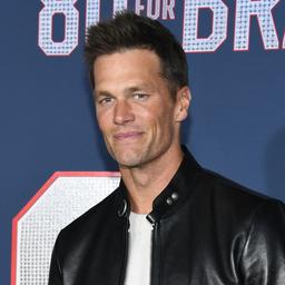NFL Ikone Tom Brady ist mit mehreren beruehmten Frauen verbunden Wer