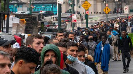 NYC zahlt Covid Testunternehmen Millionen um Migranten im Norden des Staates