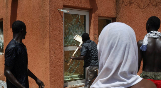 Niger Die franzoesische Botschaft in Niger wird angegriffen waehrend Demonstranten