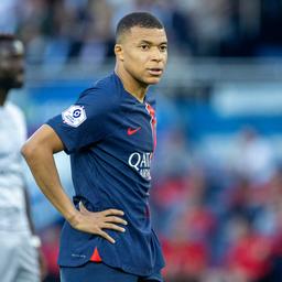 Paris Saint Germain verlaesst verwarnten Mbappe fuer Trainingsreise Fussball