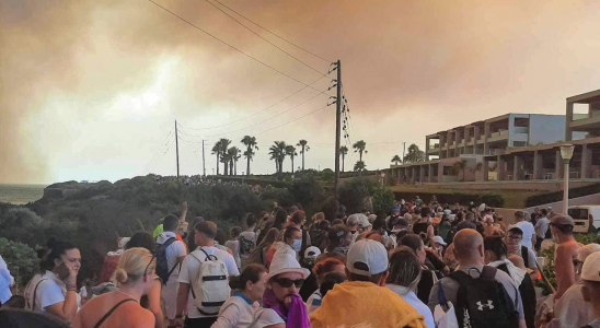 Rhodos Griechische Behoerden evakuieren rund 19000 Menschen als auf der