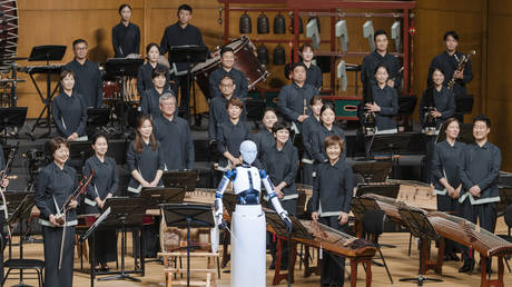 Roboter dirigiert Orchester – World