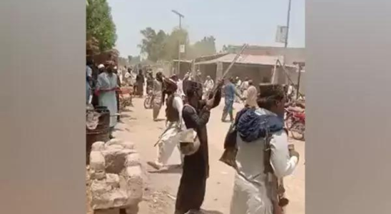 Sindh Pakistan Pakistan Hunderte bewaffnete Maenner ueberfallen ein Dorf in