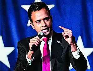 Smith Der republikanische Praesidentschaftskandidat Vivek Ramaswamy stuetzt sich auf seinen