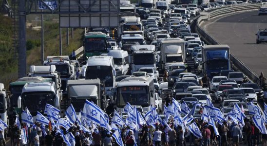 Tausende israelische Demonstranten stroemen aus Wut ueber den Netanyahu Plan auf