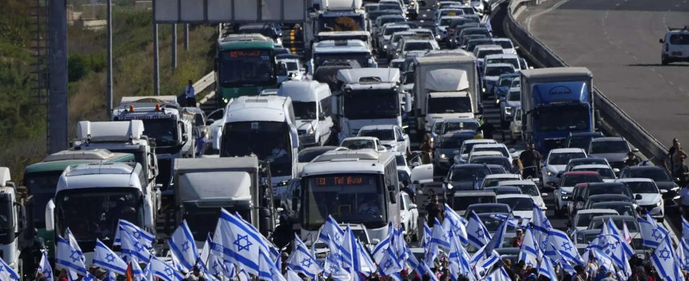 Tausende israelische Demonstranten stroemen aus Wut ueber den Netanyahu Plan auf