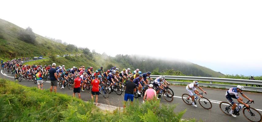 Trotz eines bemerkenswerten Sturzes gewinnt Evenepoel seine dritte Clasica San