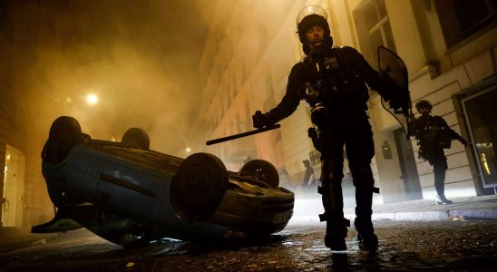 Unruhen in Frankreich Demonstranten rammen Auto in das Haus des