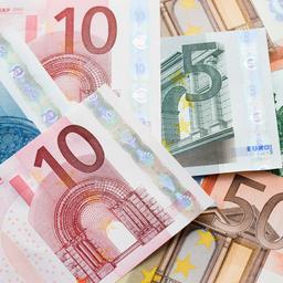 Vogel auf einem Zehner Beteiligung an Entscheidungen ueber neue Euro Banknoten