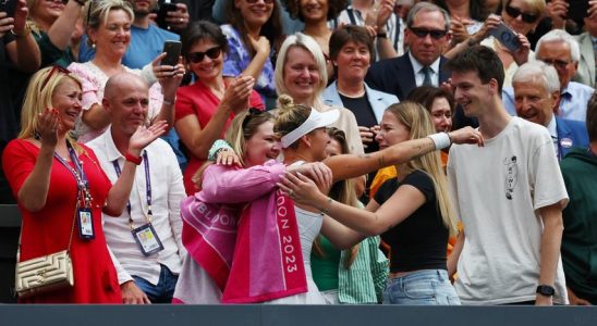 Vondrousova ueberrascht sich mit Wimbledon Titel „Letztes Jahr noch in Gips