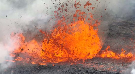 Vulkan bricht in der Naehe der islaendischen Hauptstadt aus