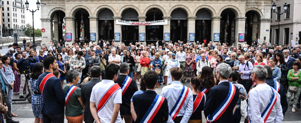 Waehrend die Unruhen nachlassen veranstalten Menschenmassen in Frankreich Anti Aufruhr Kundgebungen