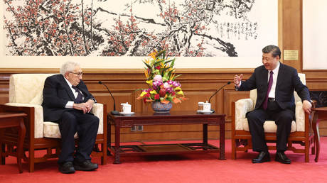 Xi trifft Kissinger – World