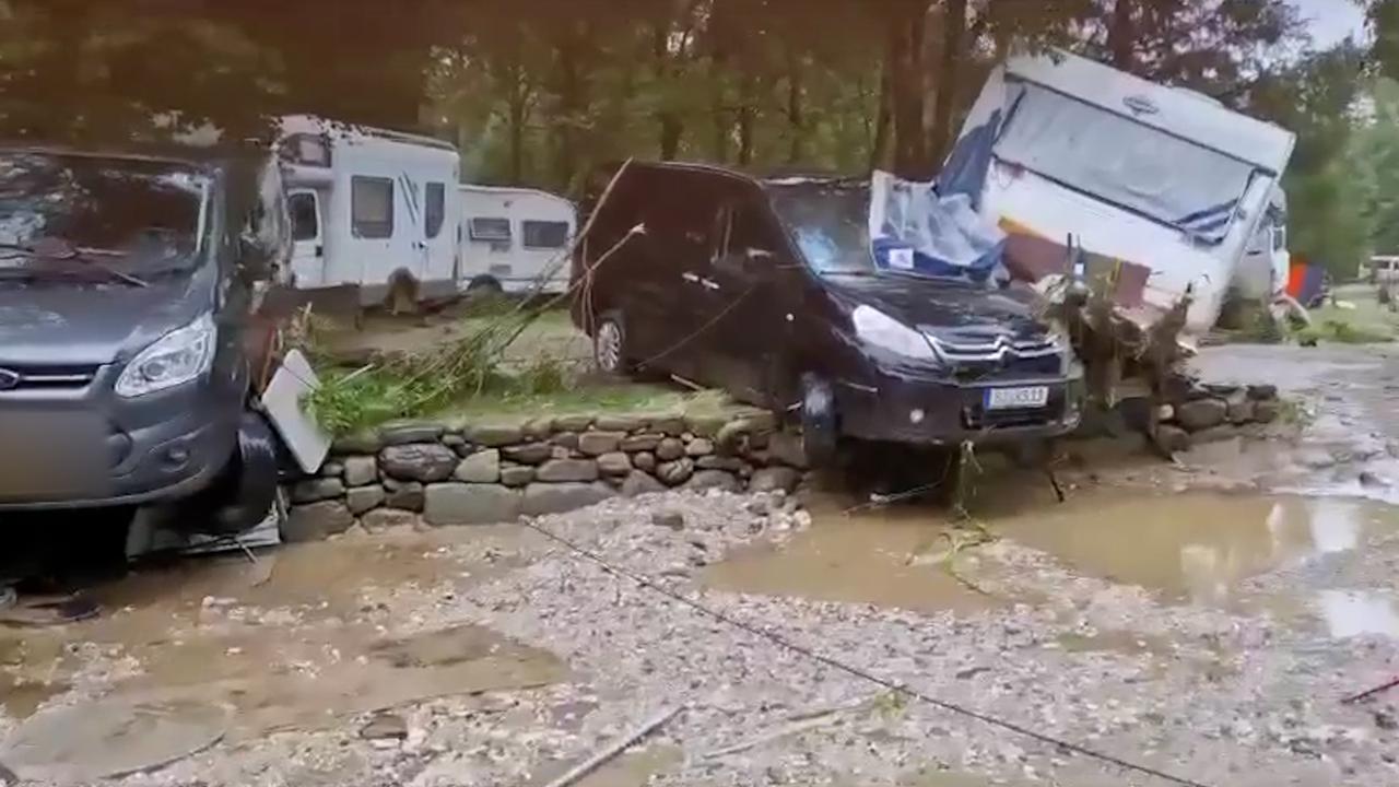 Beeld uit video: Nederlandse toerist filmt ravage op camping na storm in Slovenië