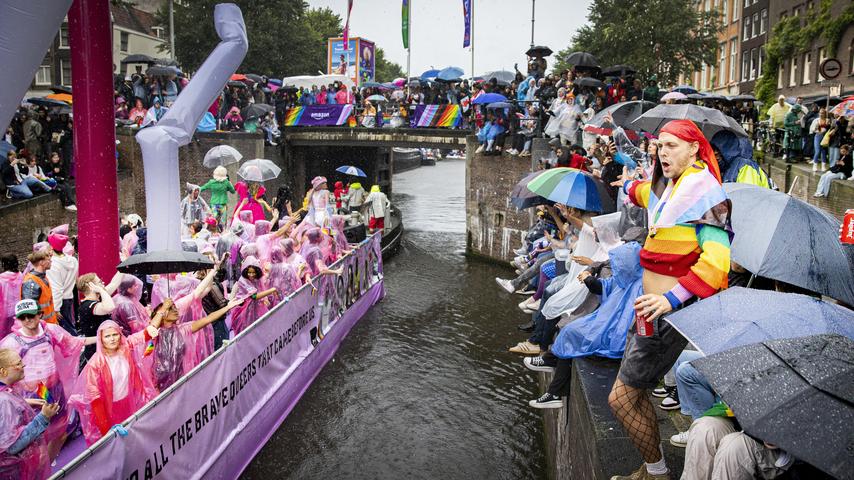 1691260162 217 Pride verwandelt Amsterdams Grachten in eine Regenbogenparty Zu Hause