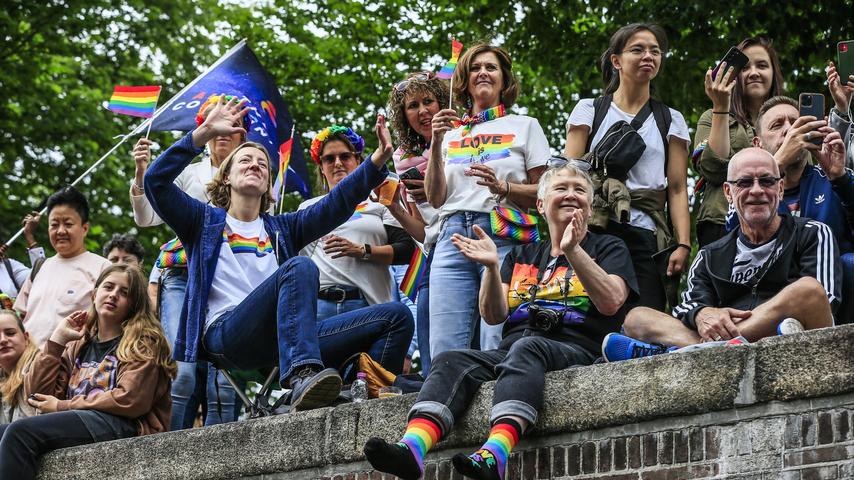 1691260162 524 Pride verwandelt Amsterdams Grachten in eine Regenbogenparty Zu Hause