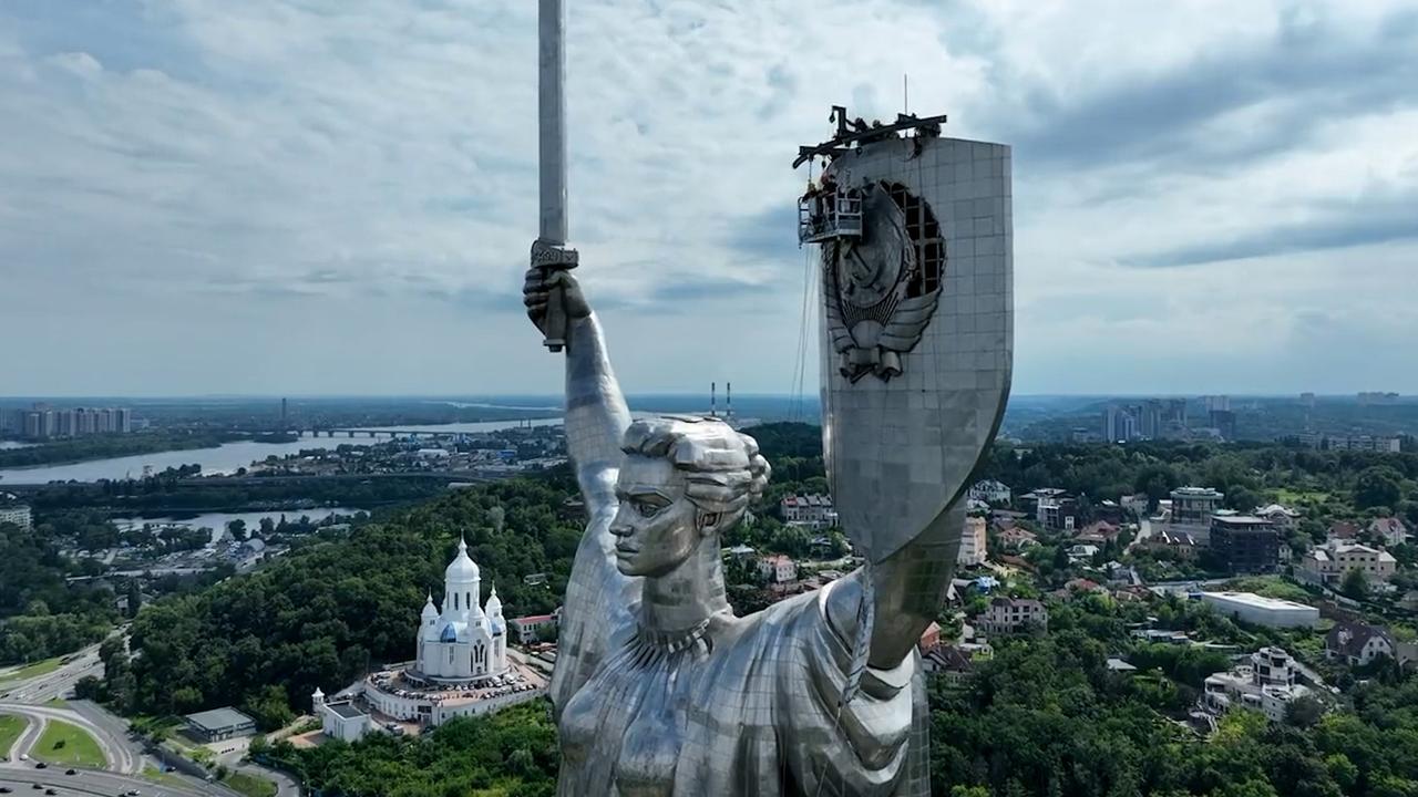 Beeld uit video: Oekraïne verwijdert hamer en sikkel van oorlogsmonument