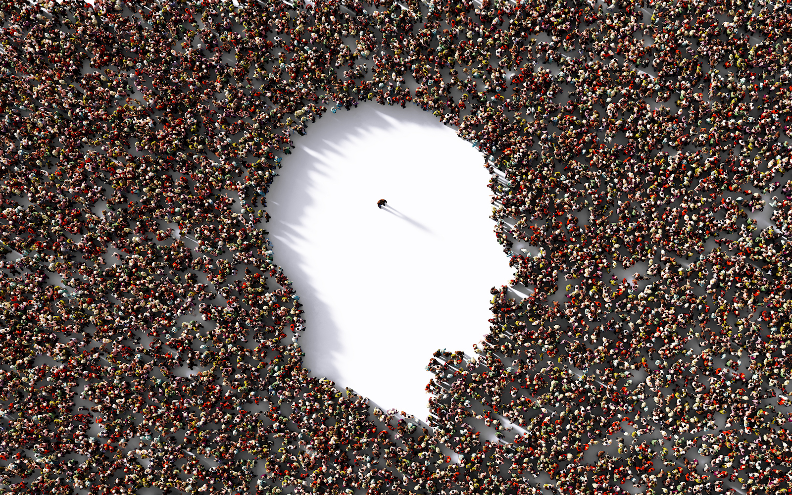 Ein einzelner Mann steht in einer menschlichen Kopfform, die von einer Menschenmenge auf weißem Hintergrund gebildet wird.  Horizontale Komposition mit Beschneidungspfad und Kopierbereich.