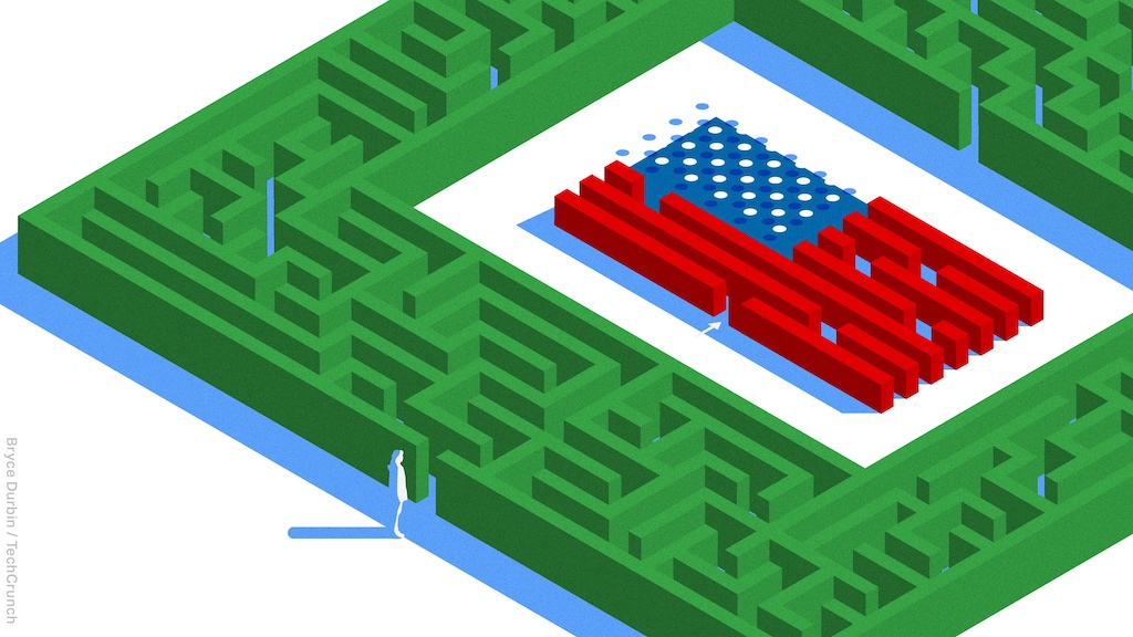 einsame Figur am Eingang einer Labyrinthhecke, in deren Mitte eine amerikanische Flagge hängt