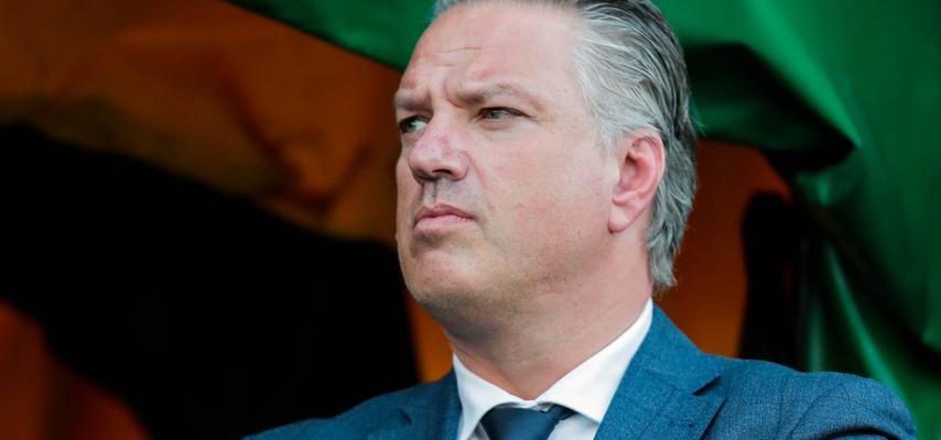 Ajax Trainer Steijn fordert Van Hooijdonk auf die Entscheidung ueber „dunkle