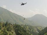 Vijf kinderen gered uit gondel in Pakistan die op 300 meter hoogte bungelt
