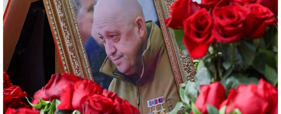 Am Grab des russischen Herrschers Prigozhin begruessen Anhaenger einen Krieger