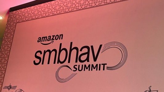 Amazon unterzeichnet Logistikabkommen mit Indiens Post und Eisenbahndiensten und kuendigt